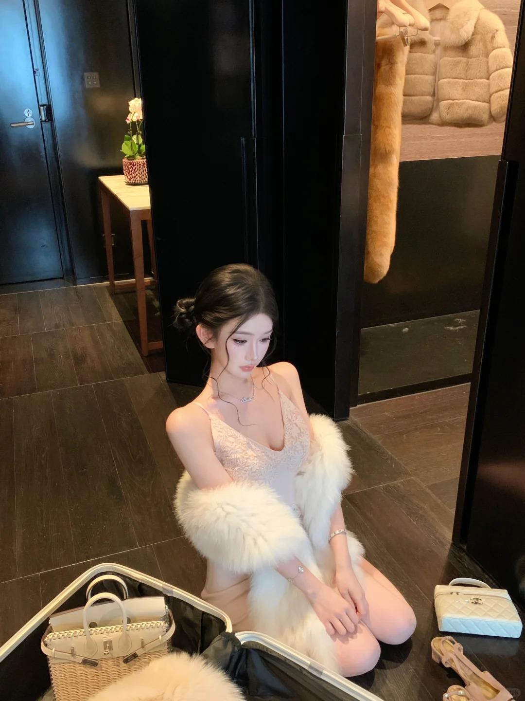 大家闺秀气的00后校花级小美女，颈前浅纹像霜纹轻轻刻在颈间，在颈前中央浅浅分布，