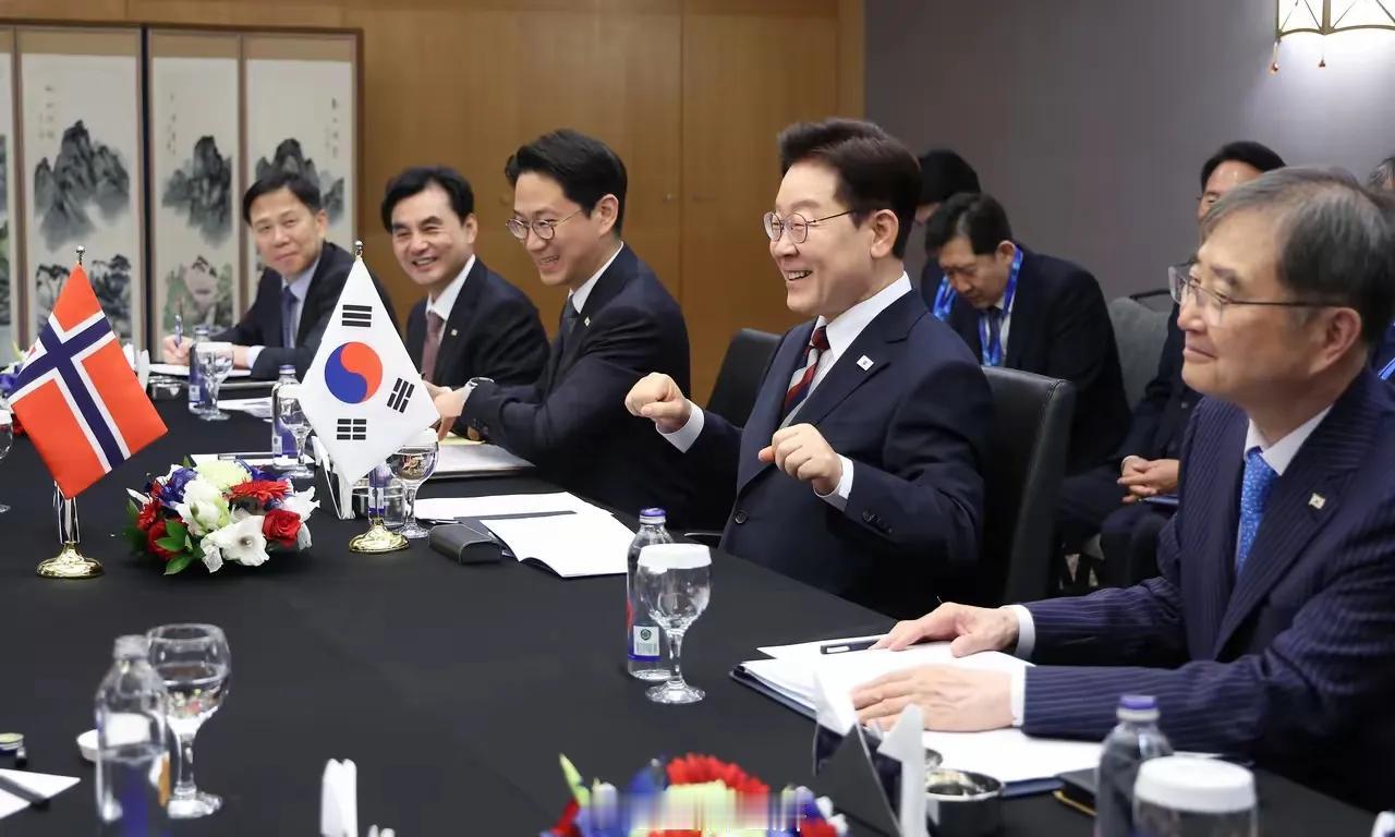 韩国总统李在明可真会来事，在土耳其安卡拉会见挪威首相期间，摆出一副挪威足球标志性