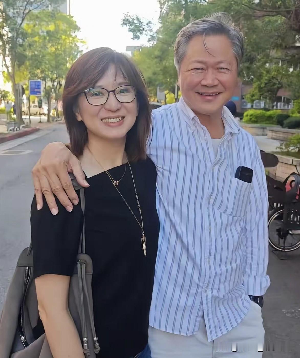 周玉琴素颜比化妆漂亮！
照片里她没穿平时播新闻时那种肩膀垫得很高、硬邦邦的套装，