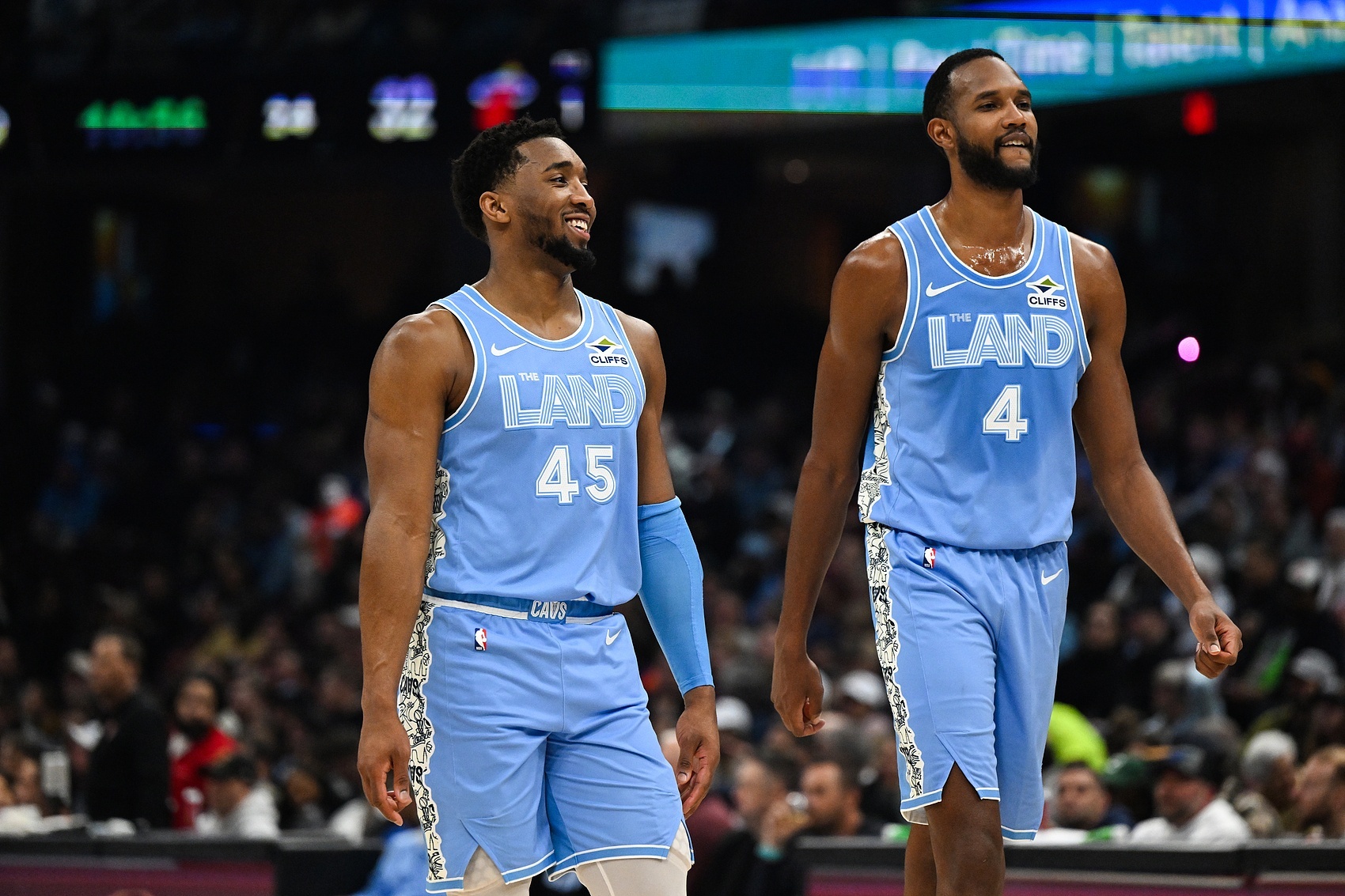 巨星！多诺万·米切尔22中14狂砍37分8板6助 三分9中5