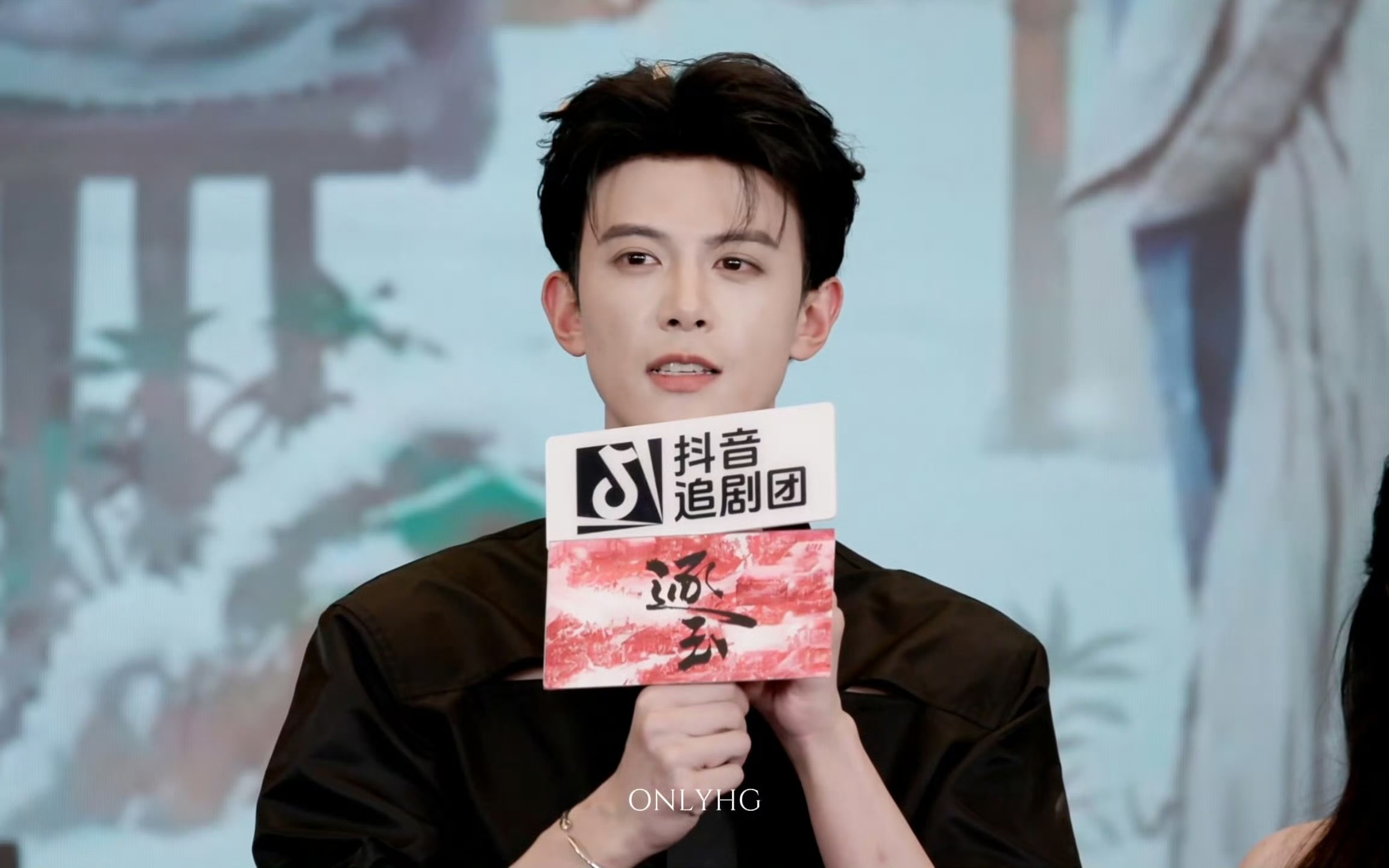 粉了两年我才知道他还能这么正经  以前都是土味搞笑男