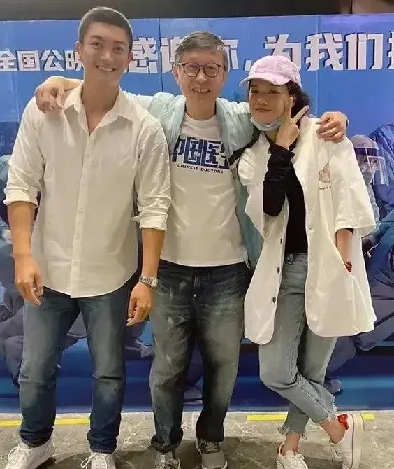 其实，这样看，丫头挺一般 ，可大家为啥都觉得她迷人呢？不过，她的笑确实挺美，大而