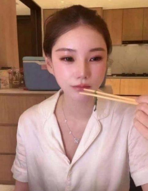 汪小菲娶的两个老婆，真是两个极端。大S嫌北京冷、空气不好，常年窝在台湾，根本不愿