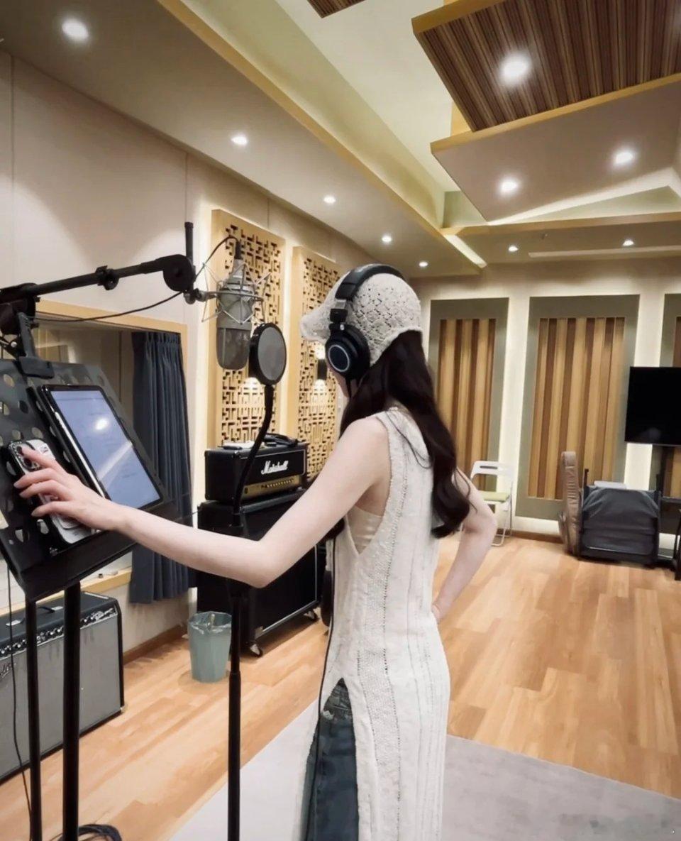 宋轶真的好白，而且还很瘦，感觉她真的是女明星中白的出门的 ​​​