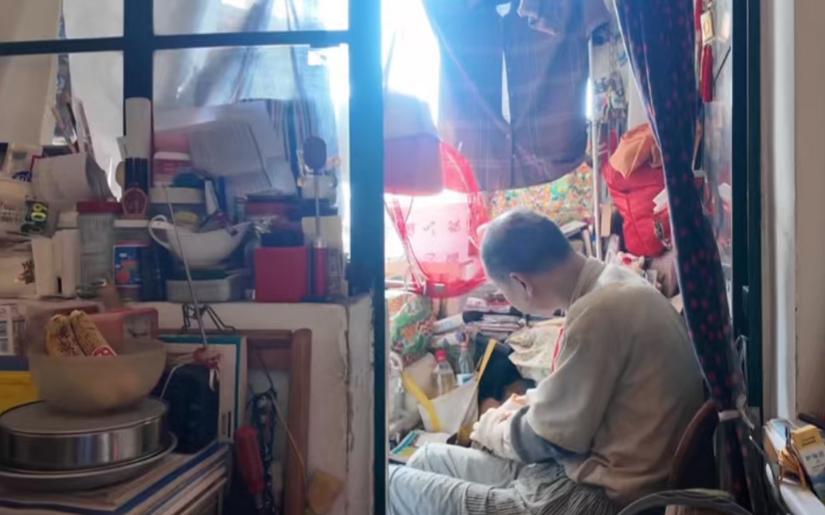 上海 “闭关男” ，60 岁不上厕所，屎尿全塞塑料袋！整栋楼臭到窒息，邻居 20