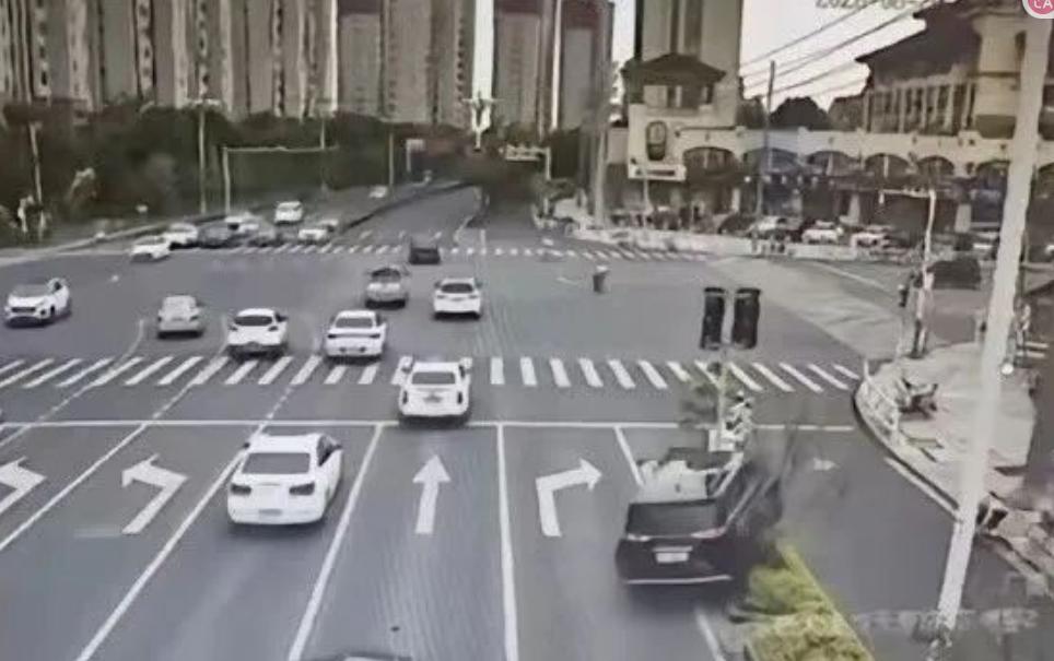 谁也想不到，安安稳稳停在路口等红灯，也会飞来灭顶的灾祸！

6月20日下午三点多