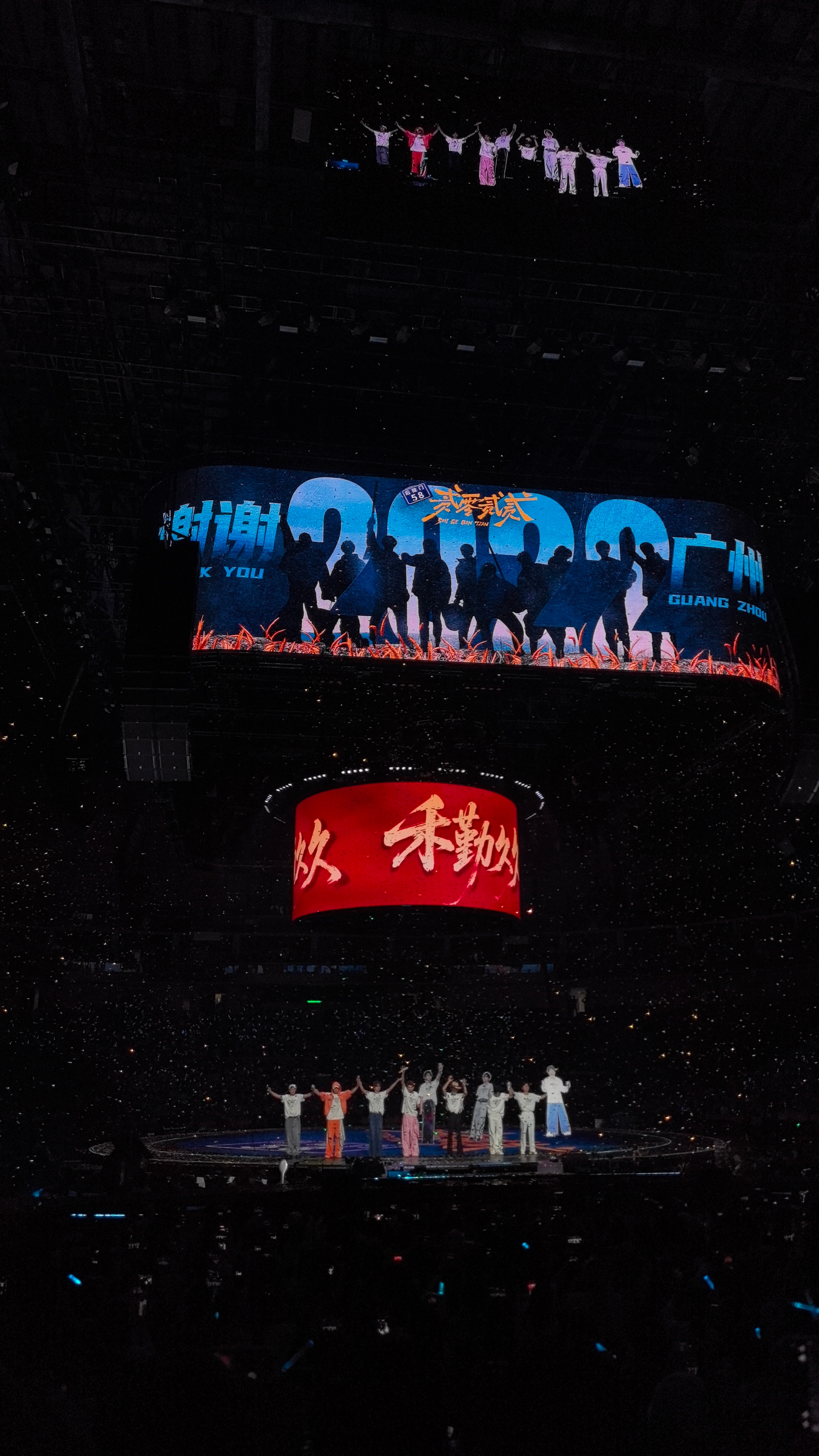 今天演唱会录的前几首歌，我都很安静，因为在默默流眼泪，也不知道为什么就是很想哭。