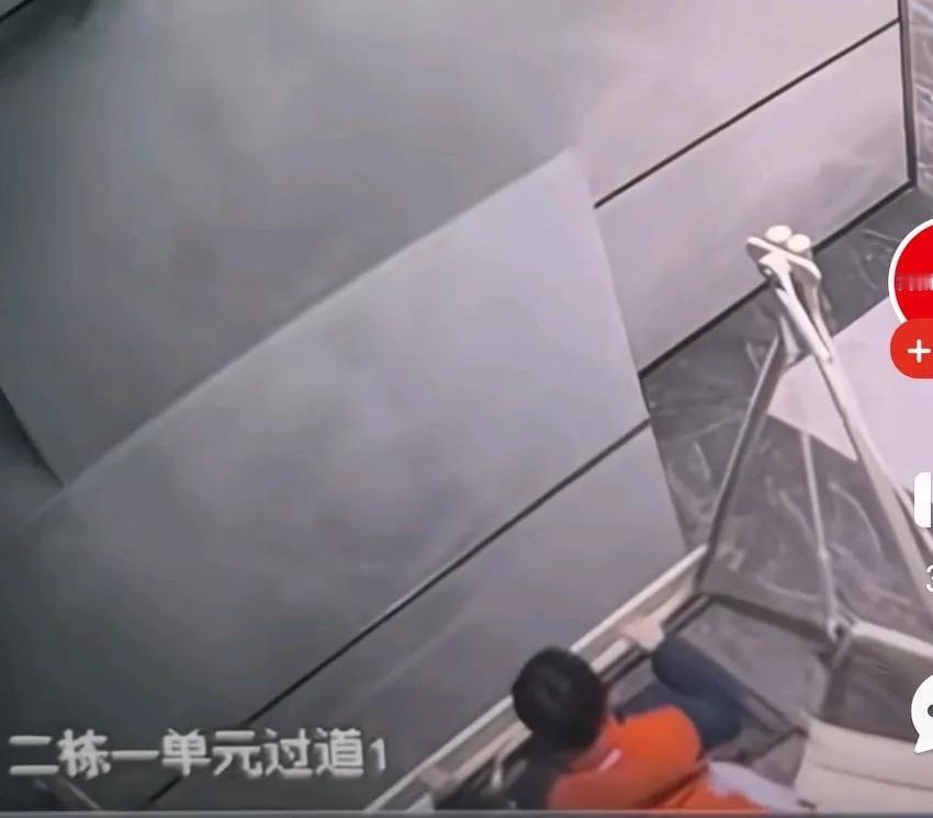 孩子在楼道躺椅荡秋千，下一秒墙上瓷砖突然脱落，瞬间砸到孩子的身上，
业主说202