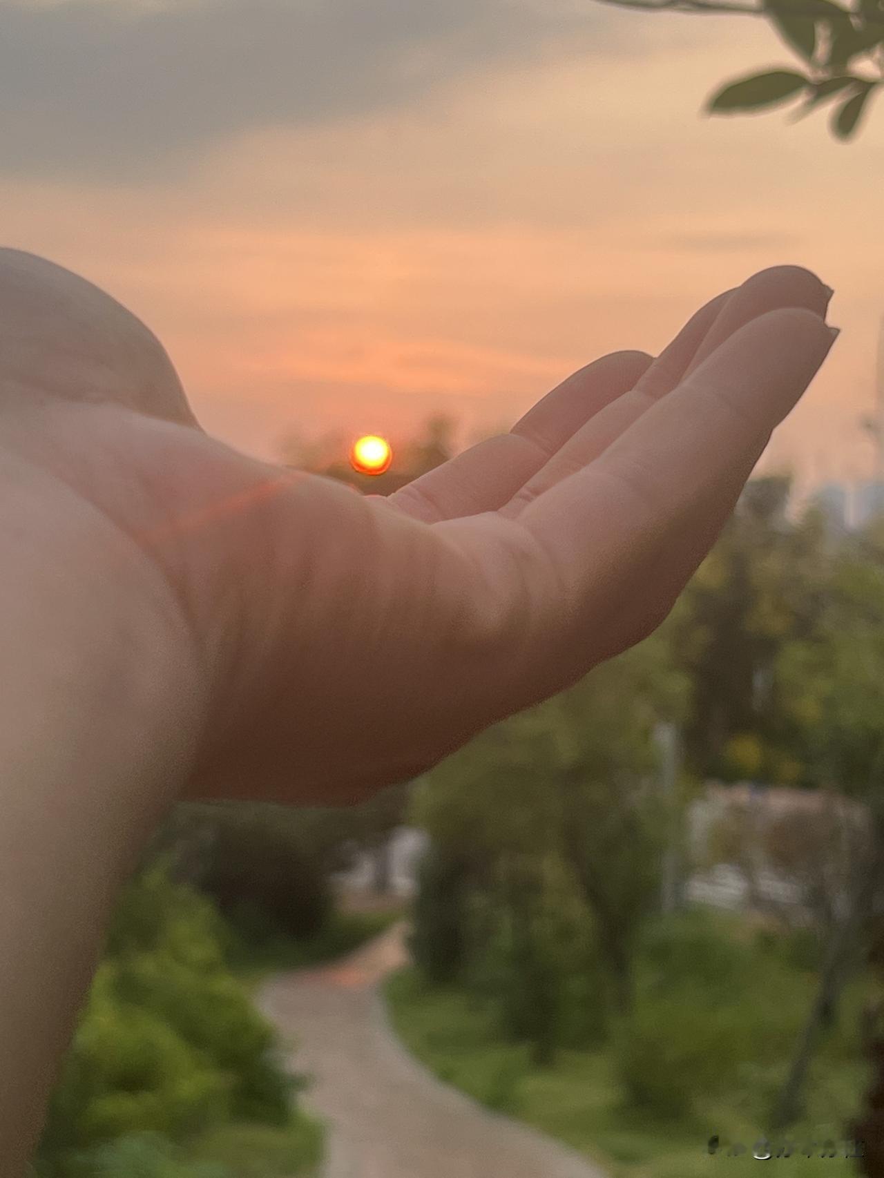 在源远流长的民俗文化长河中，人们似乎总热衷于为生命的开端寻找某种隐秘的注脚。其中