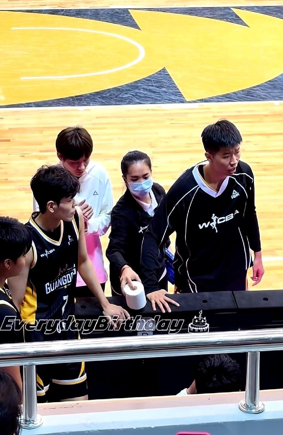 砰的一声。
黄思静一巴掌拍在广告牌上，我隔着屏幕心都颤了一下。
就因为一个防守漏