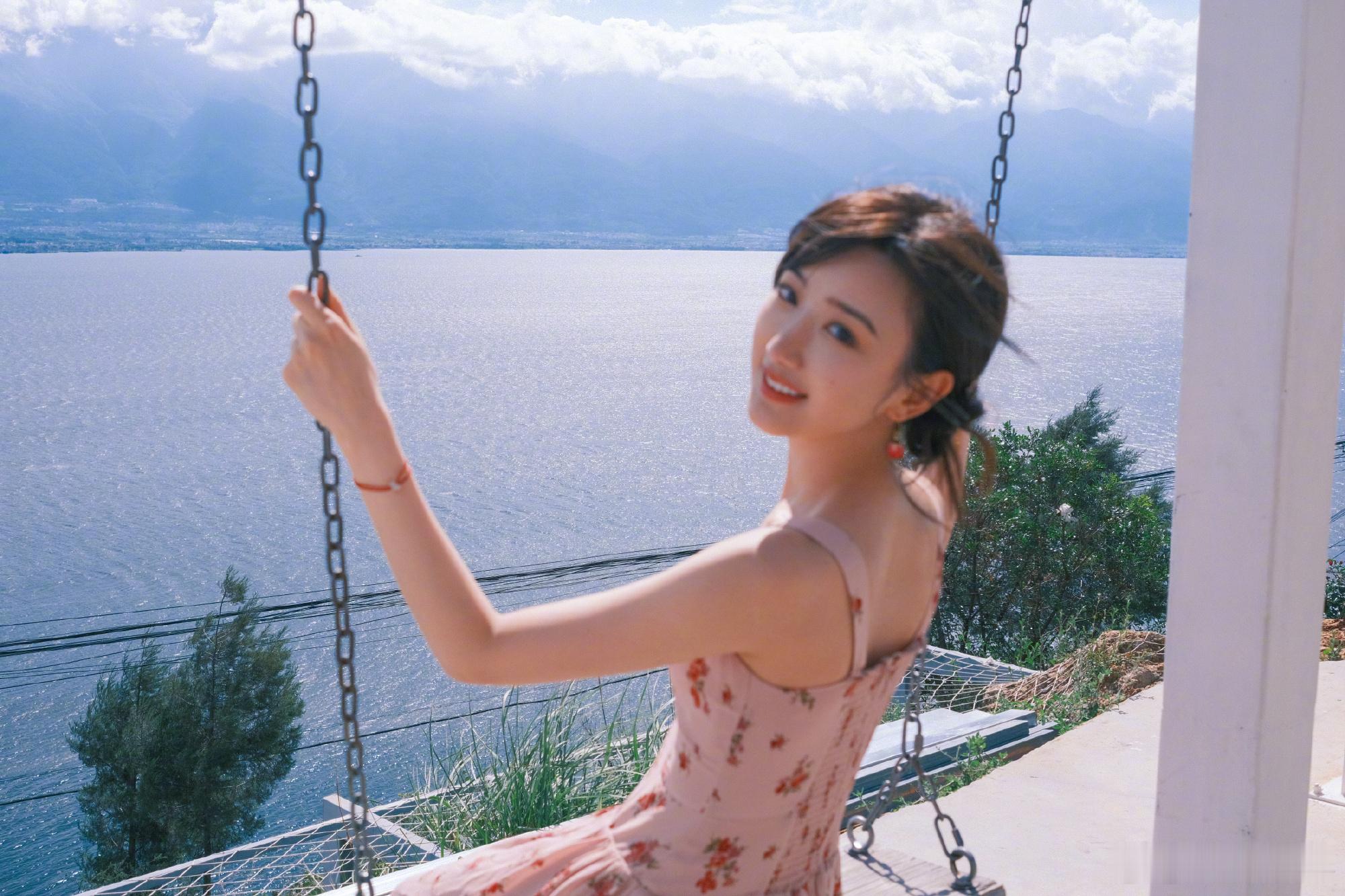 #毛晓彤七夕吊带粉裙# 好美好美！是上次那组的成片出来啦[憧憬][憧憬]，姐姐七