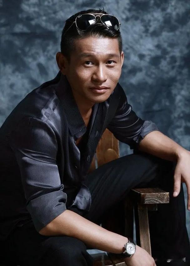 《小城大事》里演员都挺棒，但最让我记住的，还得是余皑磊演的谭光明。他一出来，那股