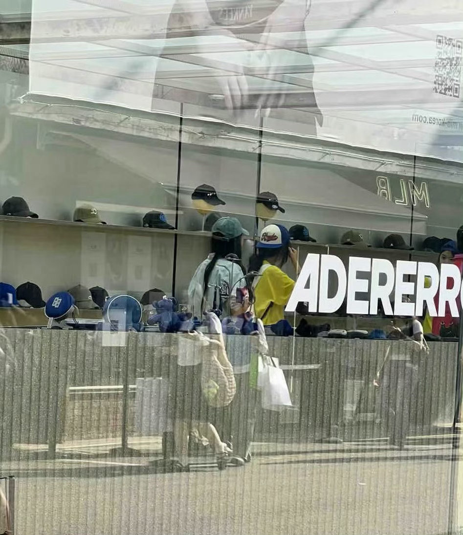 圣水洞偶遇章若楠圣水洞偶遇章若楠逛街！还说她超级美，皮肤超级好！羡慕偶遇楠楠的小