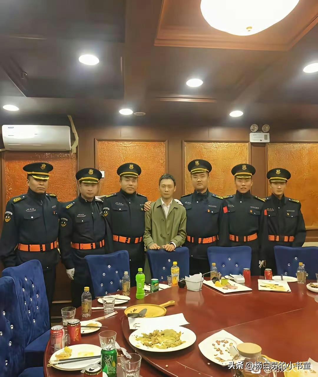 张译说：这是庆功宴你们相信吗？
学不会的拍照技巧
下次和穿制服的站一起拍照
千万