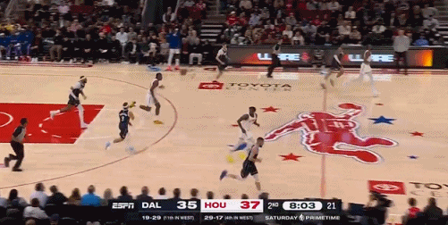 状元之威！弗拉格上演精彩隔扣！
在今天NBA常规赛独行侠对阵火箭的第二节比赛中，