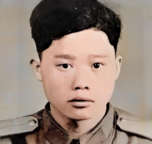 1951年1月28日，志愿军战士潘天炎因为生理需要去附近的草丛解决，却意外发现阵