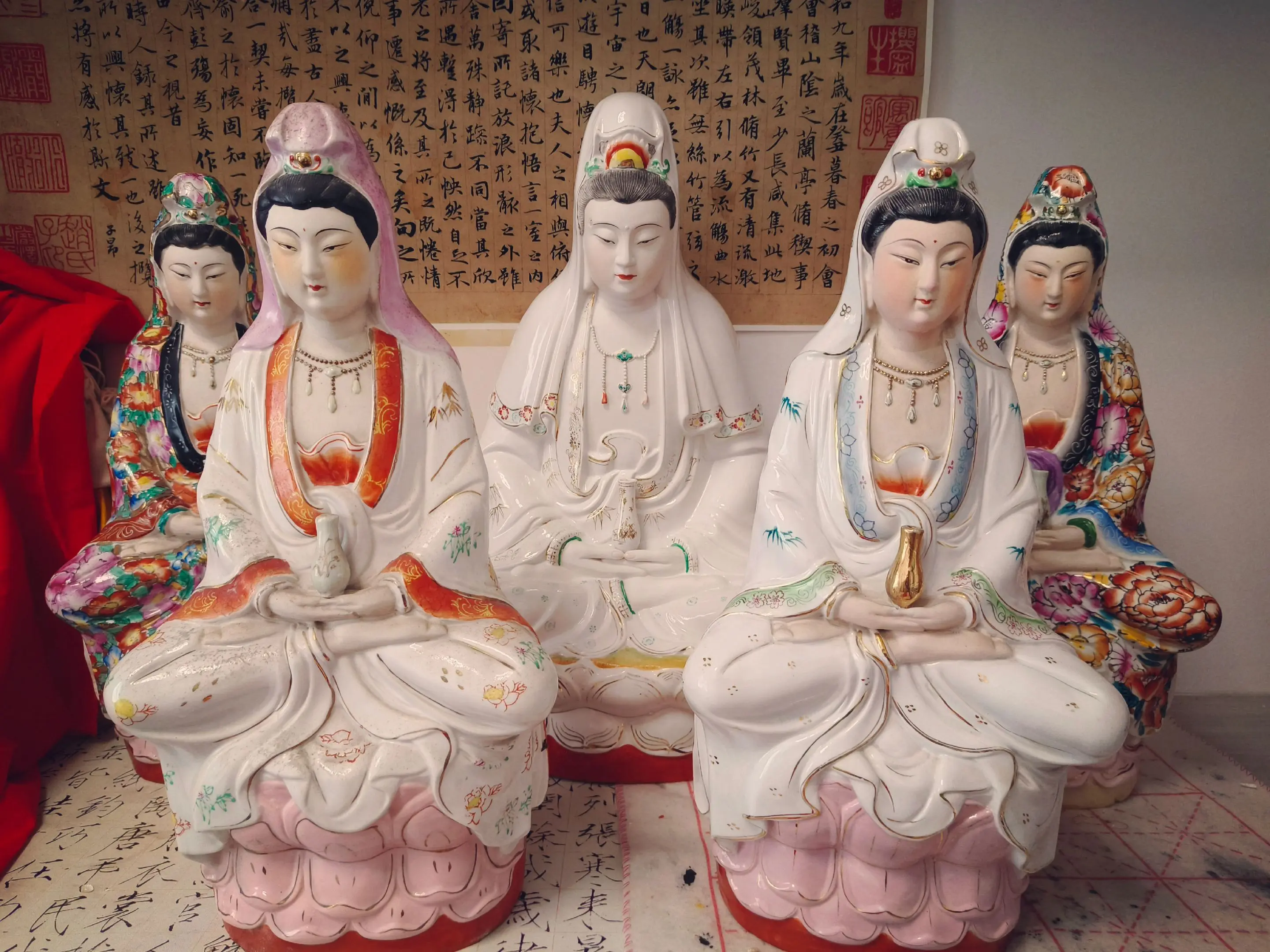 三十二应随方现，千般愿力渡迷津。