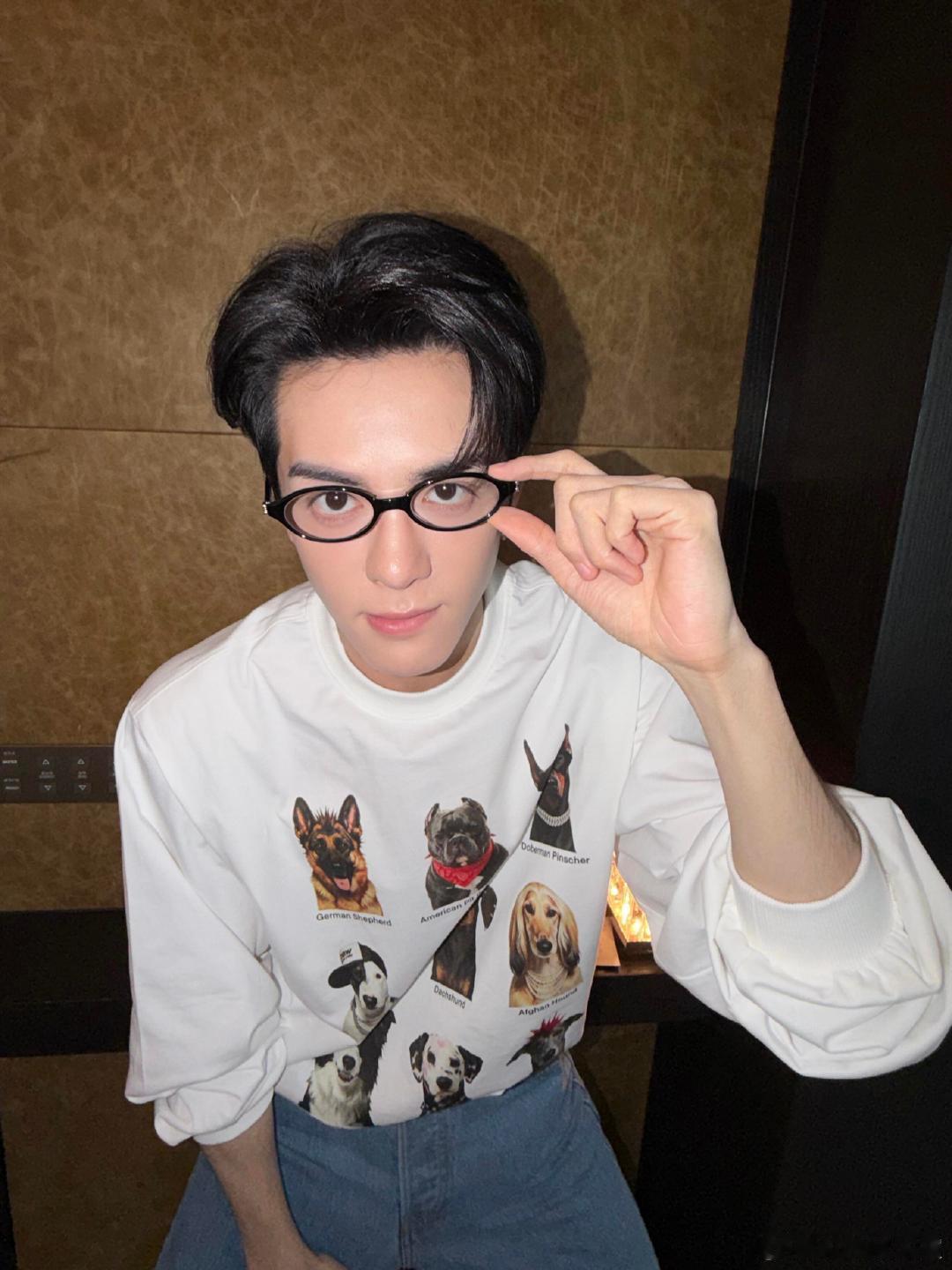 做曾舜晞的兵太幸福了曾舜晞看到粉丝鞋带散了会出声提醒，时刻惦记大家的安全，此男的