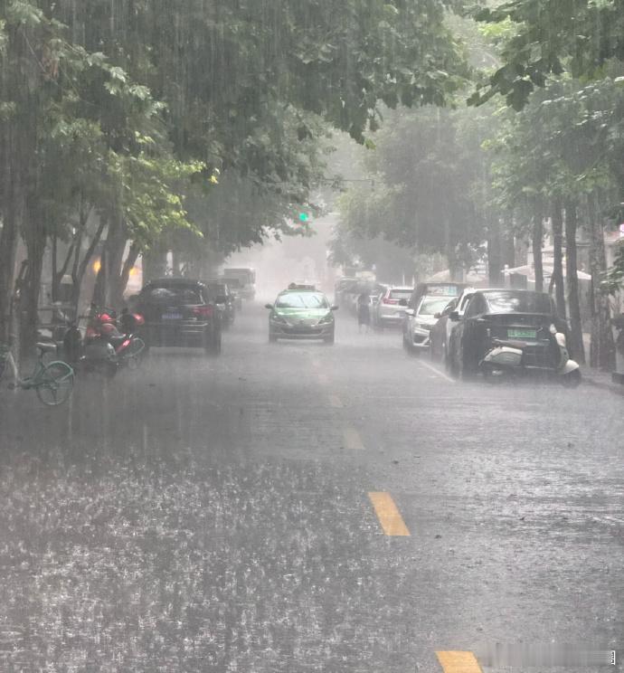 成都的天，似是被戳破了窟窿，雨淅淅沥沥没个停。街头巷尾水汽氤氲，鞋履湿透，出行添