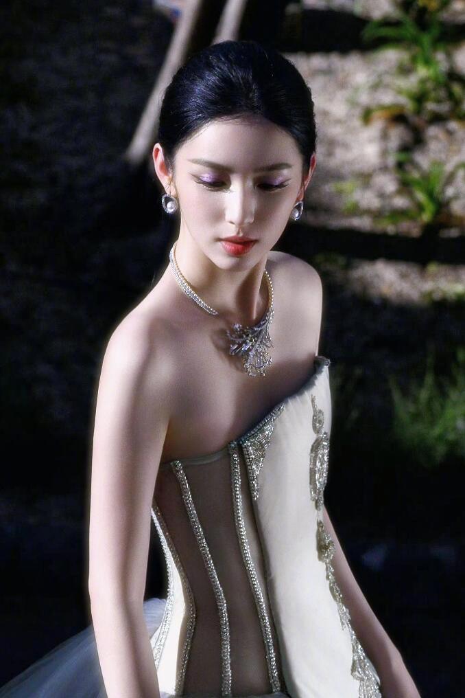 #咪咕星鲜事##疑似周也对戛纳火力全开#从容的东方美人，优雅得体，自信而明媚。美
