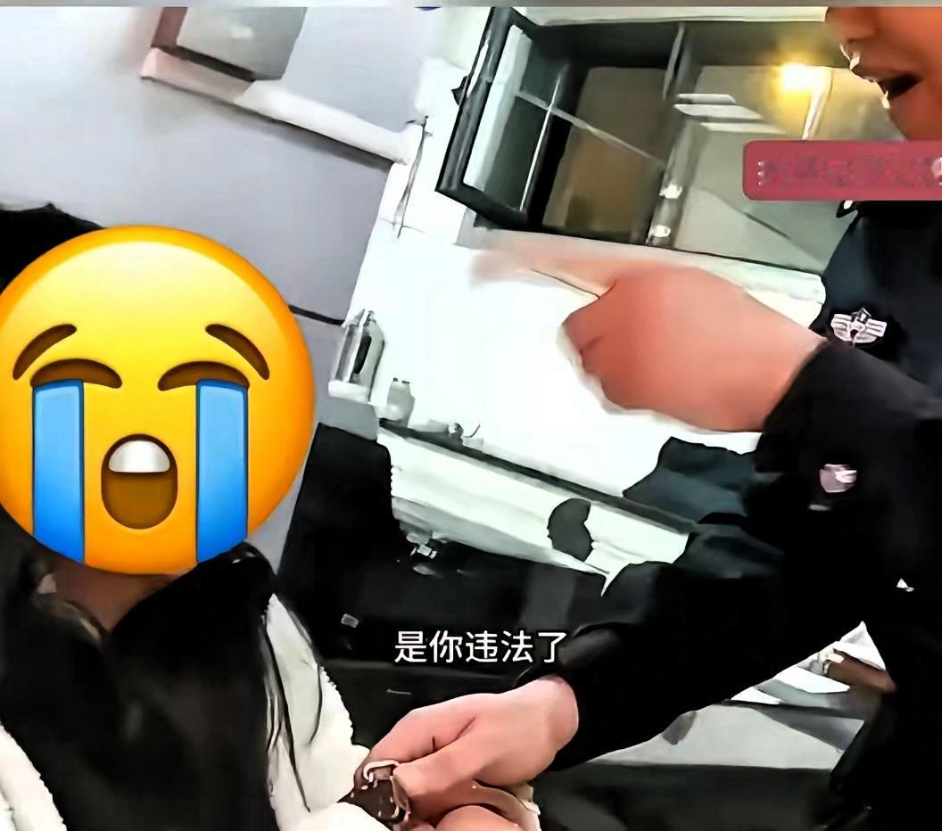 女子来来回回进试衣间，原来她根本没有在试衣服，进去后停留时间很长，出来时衣服没见