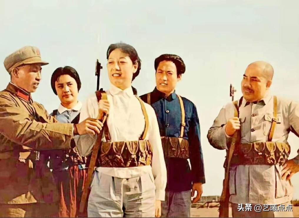 这四位可是大名鼎鼎的京剧名家呐！戏迷朋友一定认出他们了吧？
以前，文艺界哪怕是再