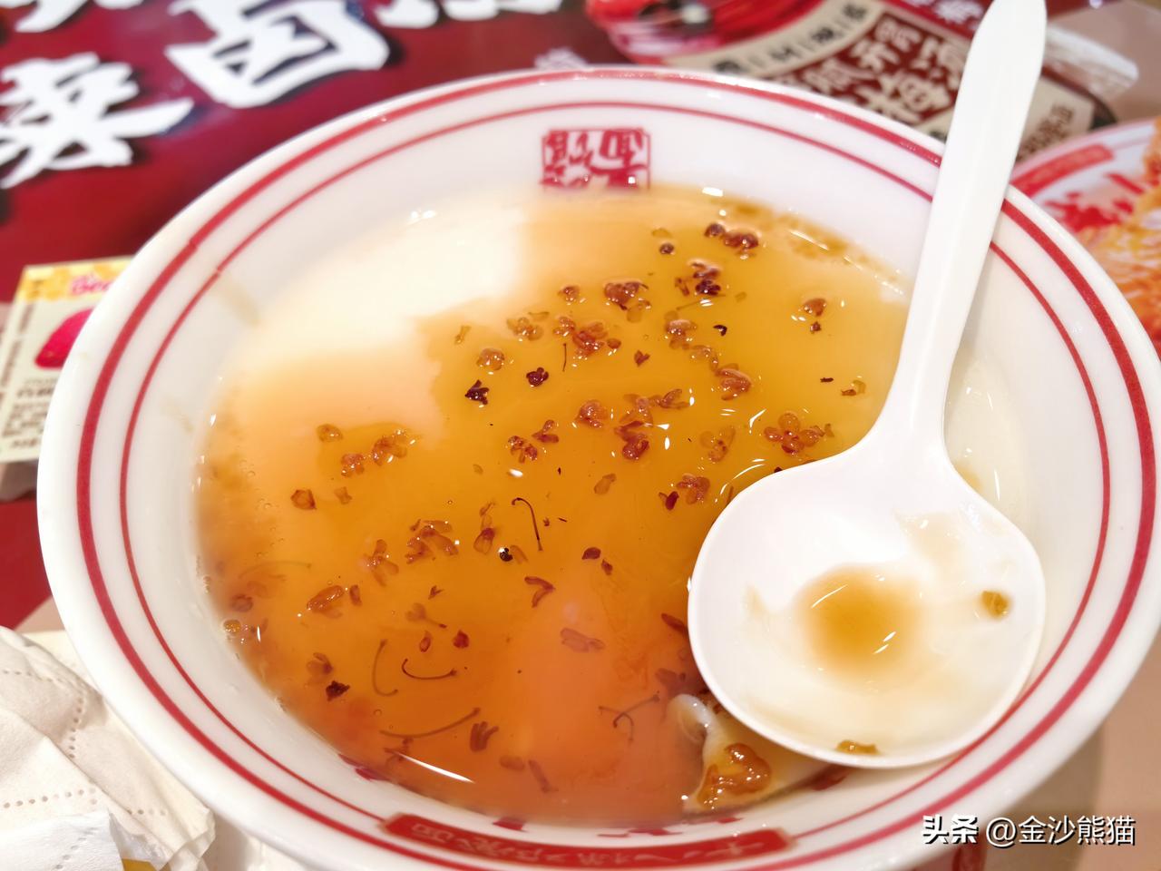 一碗面45元起，海南三亚凤凰机场这碗面贵吗？
于是我选择了6.9元旦冰豆花，红糖