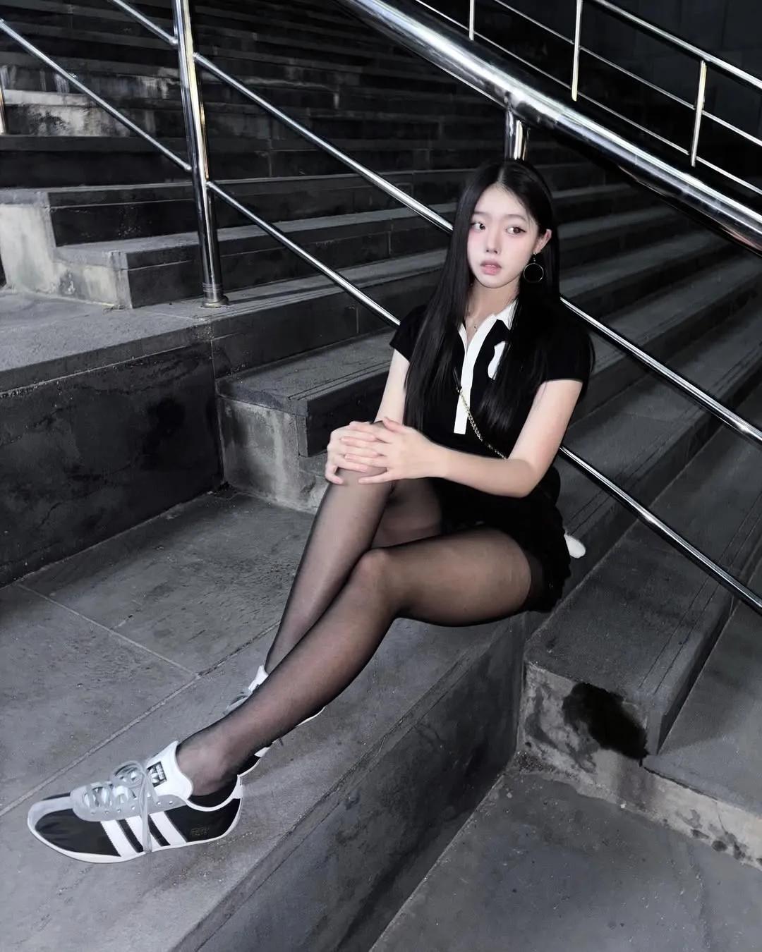 学姐身高169cm，颜值和身材双爆表，黑丝配上运动鞋，纯欲感直接拉满。