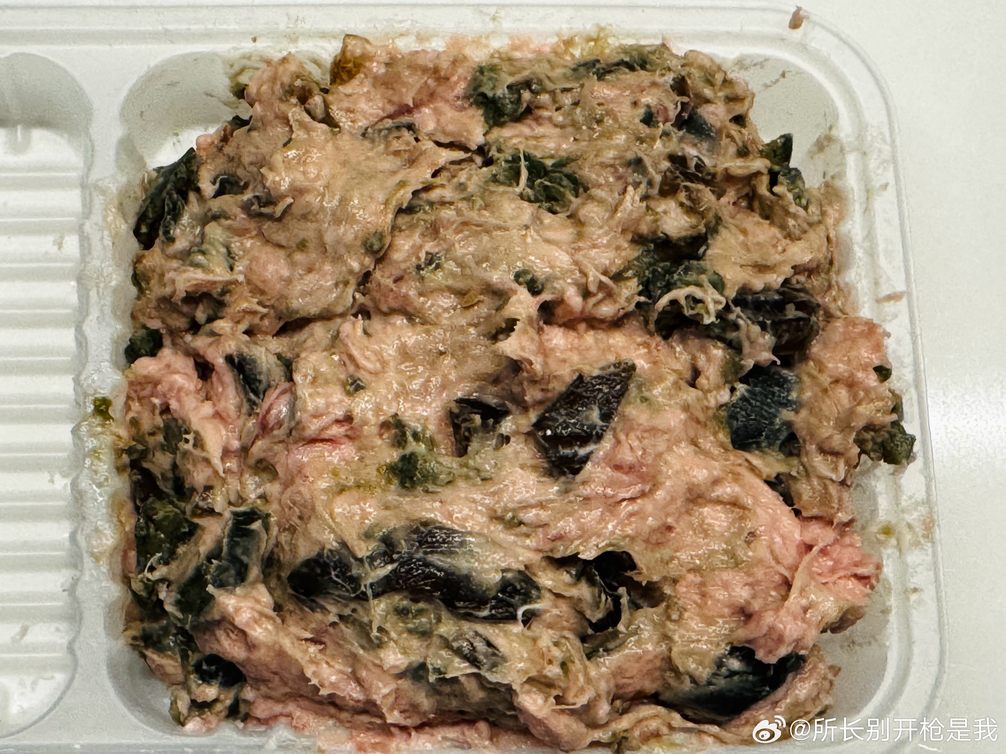 把皮蛋拌到肉羹里煮，就超市随便买的那种福鼎肉羹，皮蛋里的游离氨基酸遇上肉羹里的肌