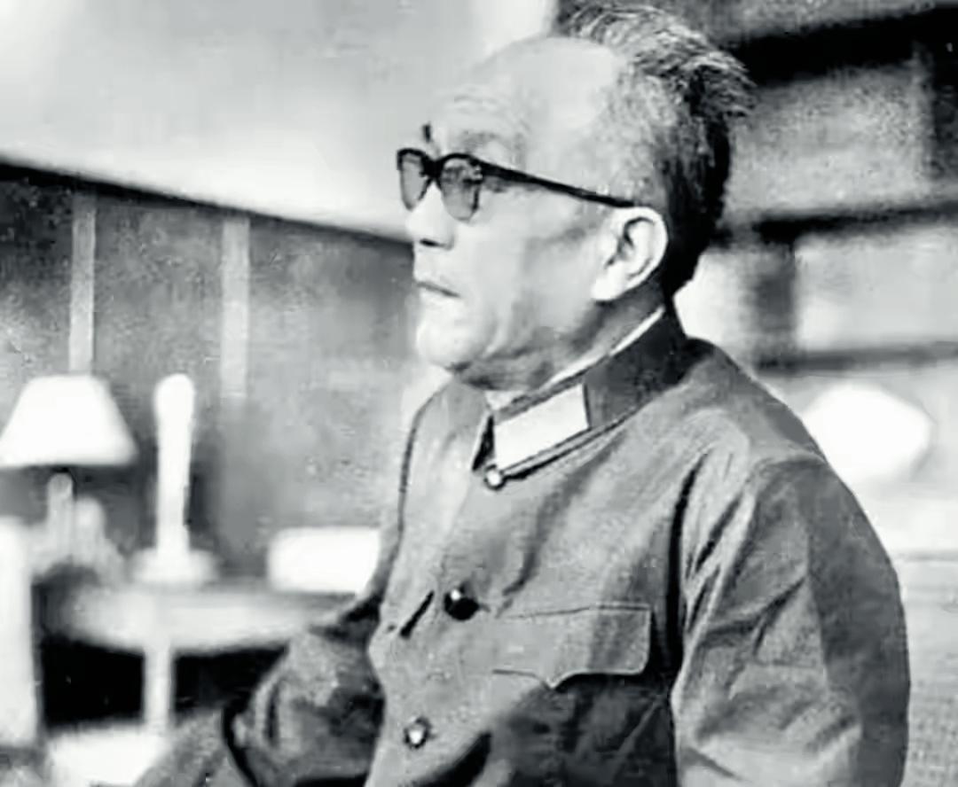 临终前黄克诚嘱托震彻人心：以后谁让主席背黑锅，你们必须站出来！



1980年