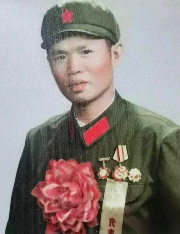 1982年，一份结婚申请书被狠狠甩回桌面上。
团领导手指用力敲着桌子，发出砰砰的