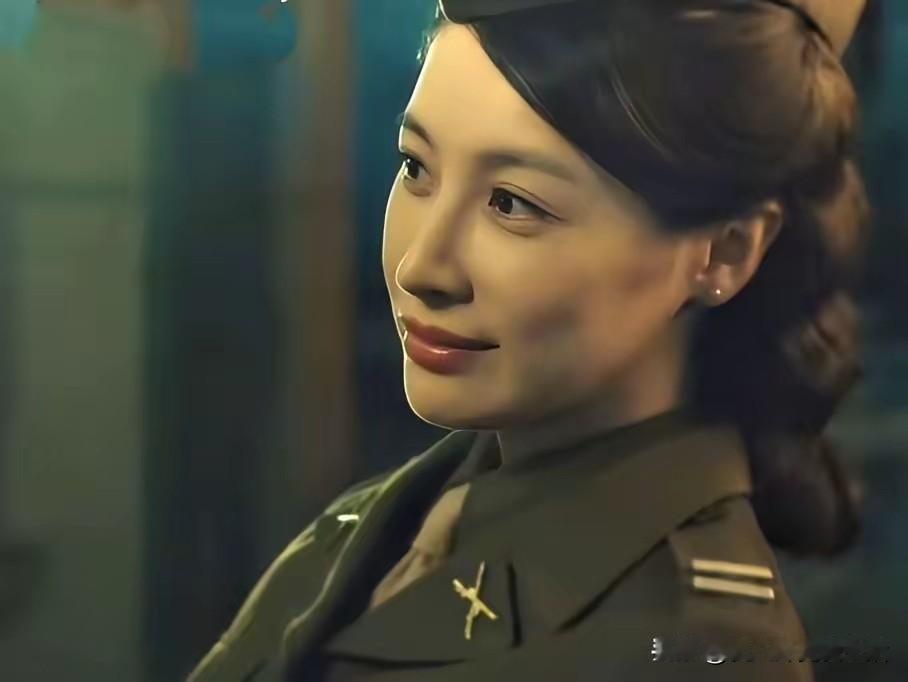 一看见这个女的出来就感觉没好事儿。
刻意的接近聂曦，而且感觉聂曦根本没有防备的样