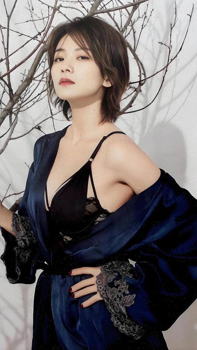 曹曦文高清写真释出，气质拿捏得恰到好处
 
事业上曹曦文作为老牌岩女郎，出道带来