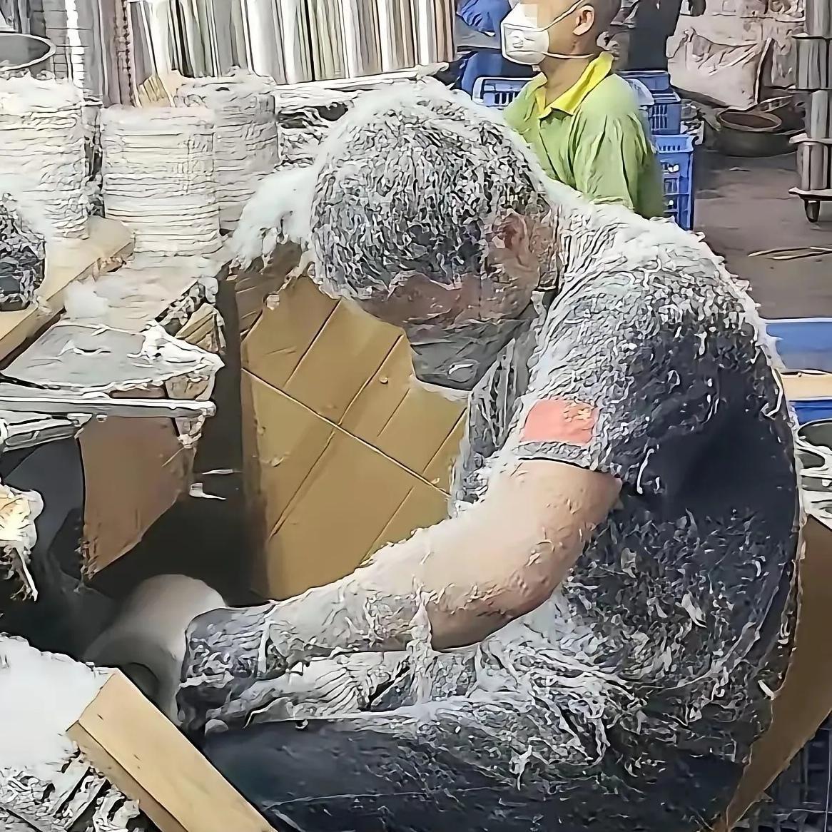 大家是不是总疑惑，为啥羽绒服卖得那么贵？今天就带你揭开背后的真相。

走进羽绒服