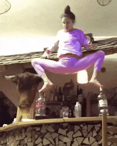 小姐姐从那个地方下来的，真好二个脚踩到二个瓶子上摔倒了，肯定身体哪里受伤了，看来