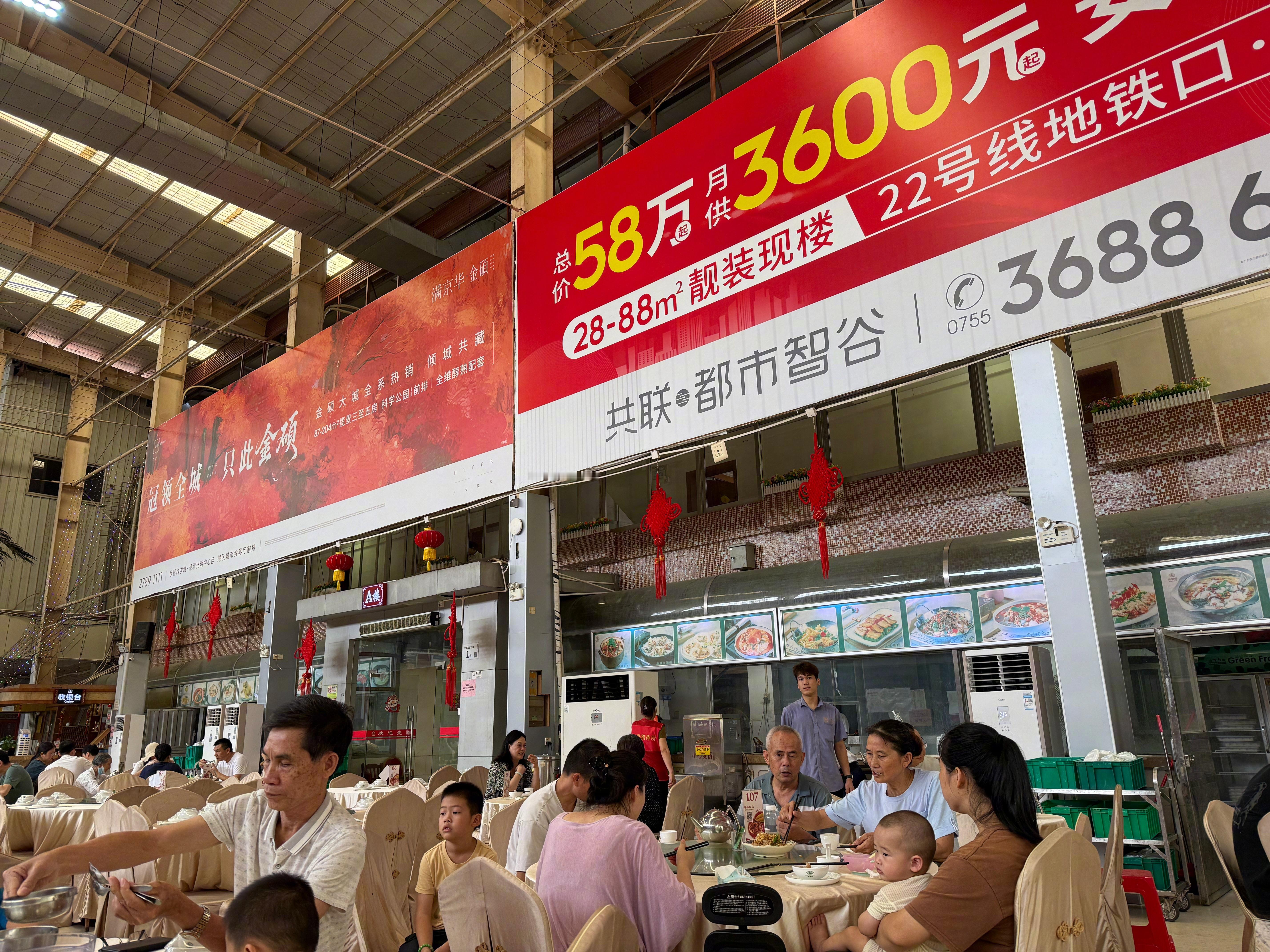 你能想象吗？餐厅竟然还能承接广告业务！没错，深圳就有这样一家堪称最牛的餐厅，不仅