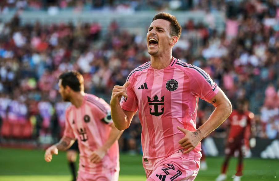 据TYC报道，河床曾有意阿连德，但迈阿密国际最终买断球员。阿连德上赛季被塞尔塔外