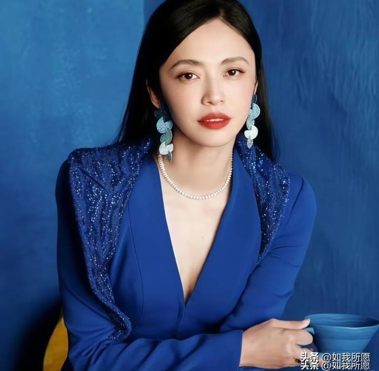 人民网一发声，
娱乐圈抖三抖。
姚晨这次的声明，本来只是一条普通的微博，结果被人