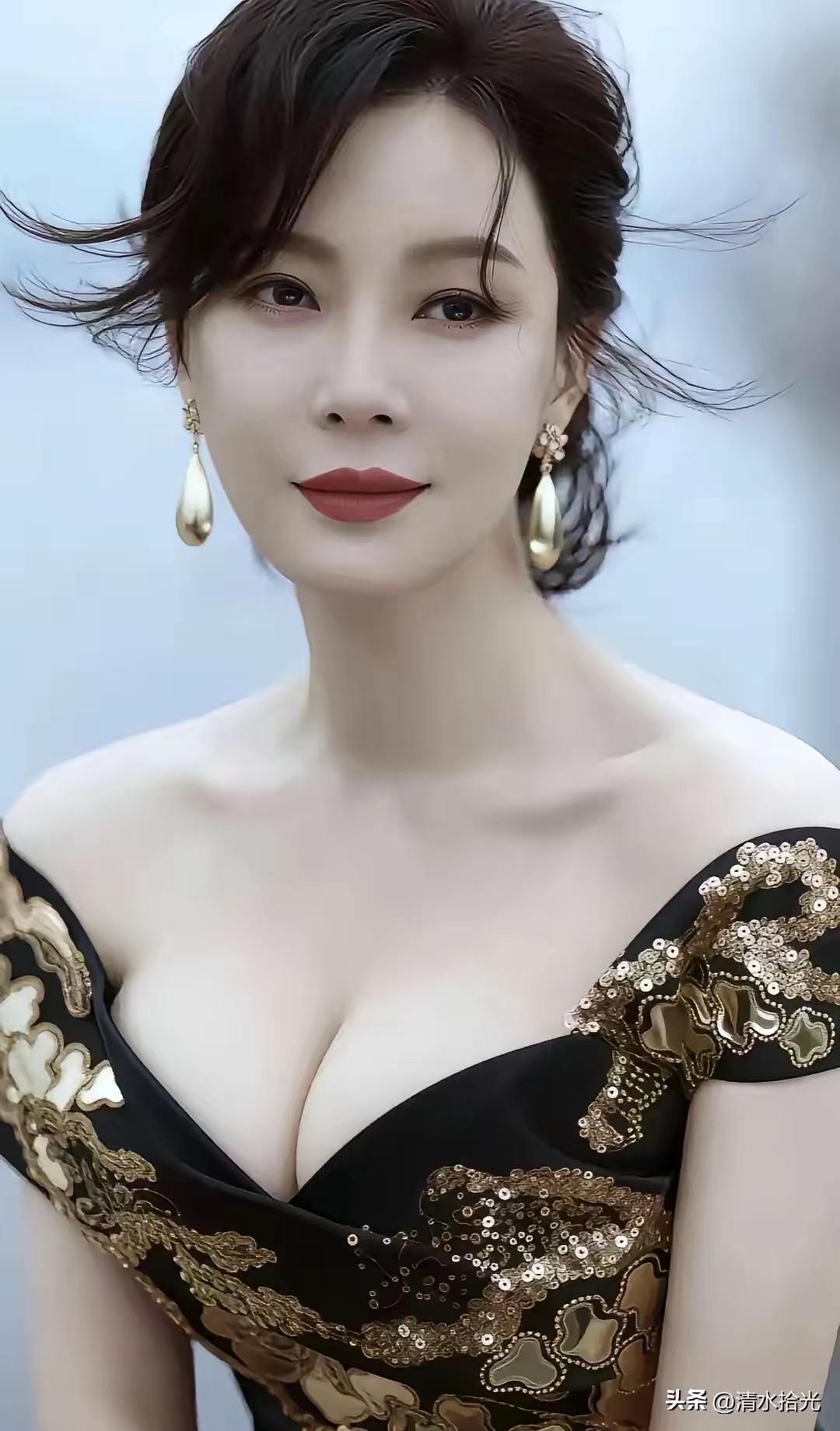 被陈数狠狠惊艳！黑金刺绣裙勾勒丰腴曲线，这才是成熟女人的顶级魅力