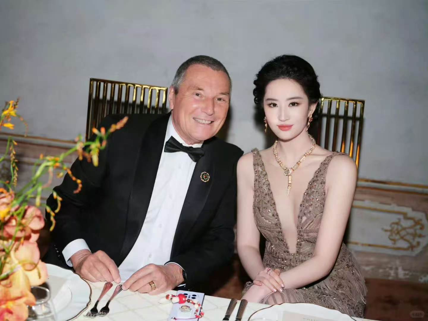 刘亦菲这张照片有亮点，我一眼就看到了桌上的华为 Mate X5，不是有人说工作生