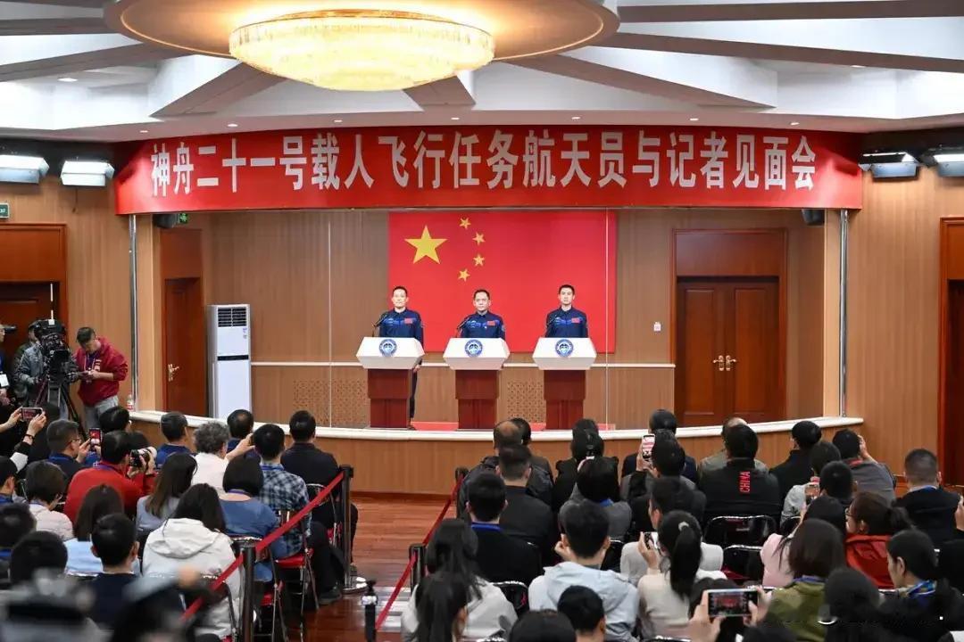 又一波“大红屏”刷屏！神舟廿一号快递已签收，空间站上演第七次“太空拥抱”

一觉