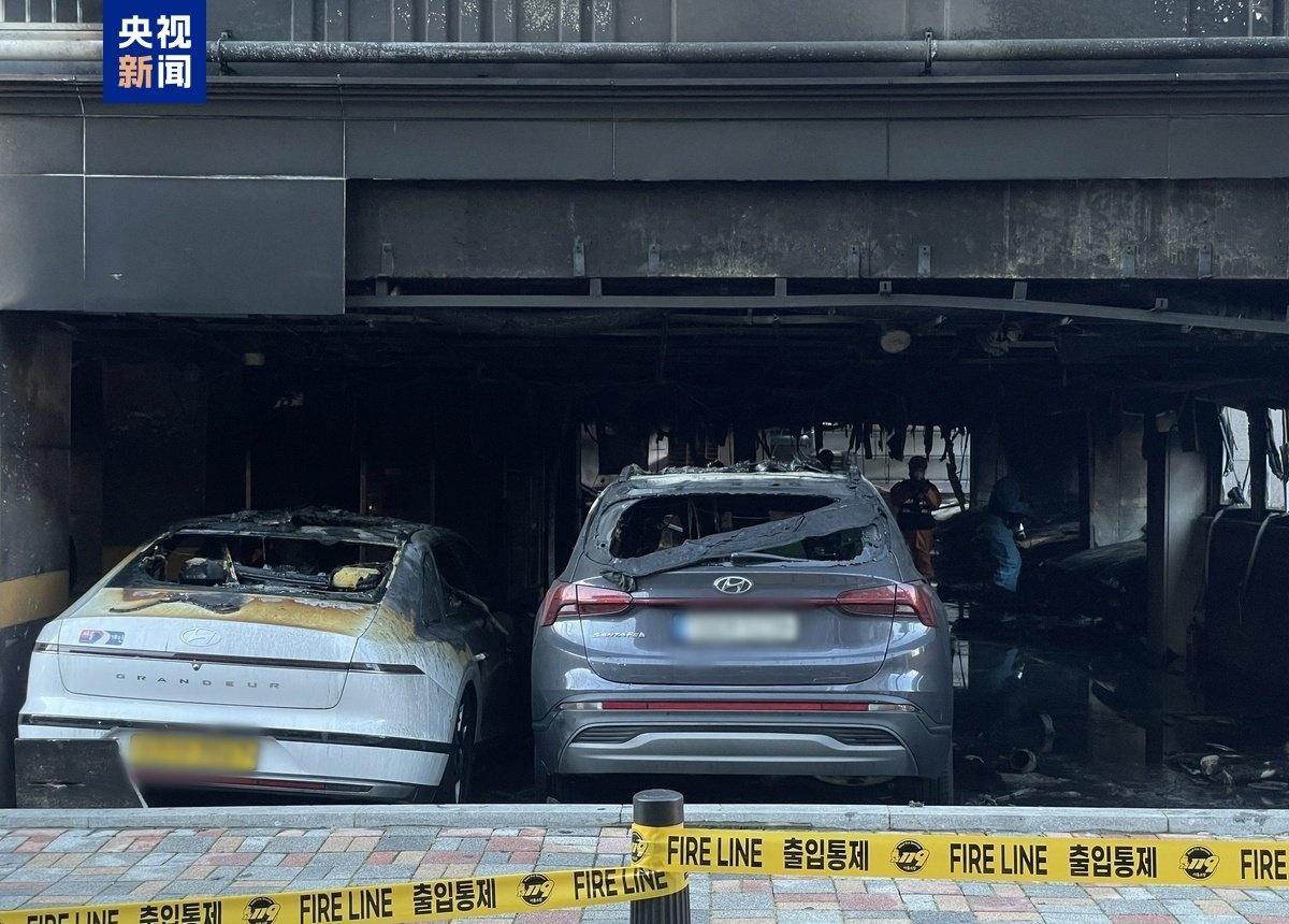 50人因吸入浓烟送医】韩公寓楼起火18台汽车被烧 当地时间21日5时33分左右，