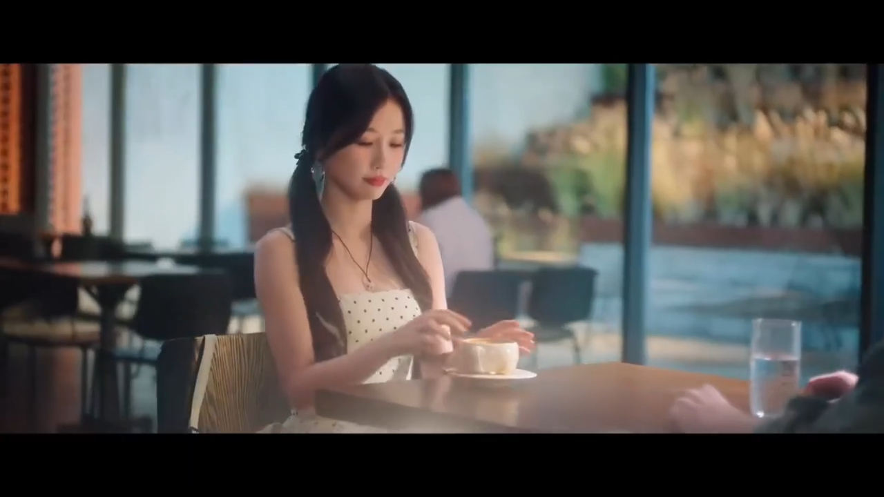 谁说内娱没有好的转场 《双轨》的转场太会拍了！姜暮靳朝咖啡馆对视转场丝滑到离谱，