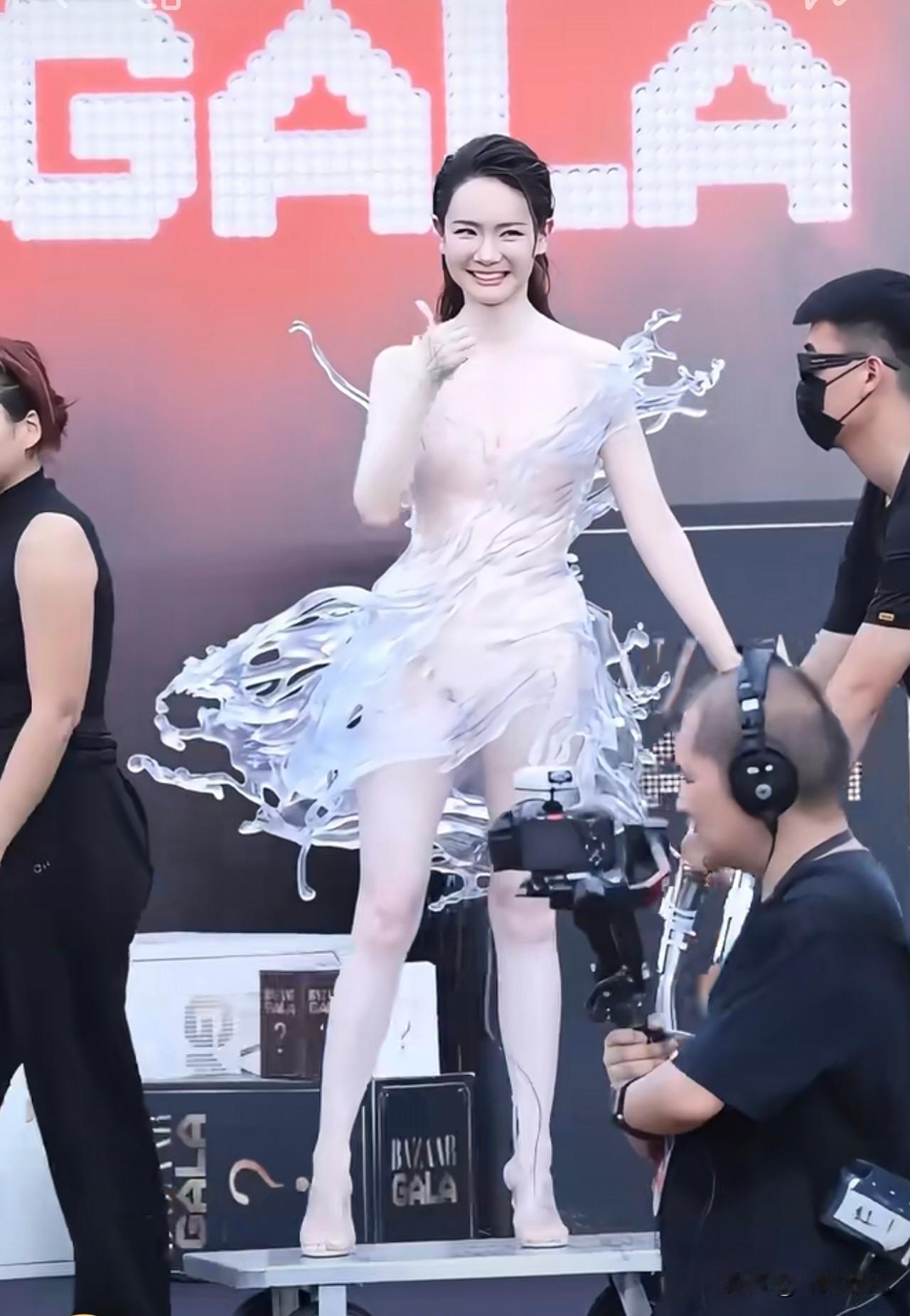戚薇不愧是七哥，这身3D打印的水花衣服，好身材一览无余，而且还白的发光，难怪他老