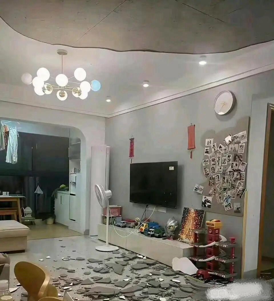 买个菜回来天塌了，这种情况楼上有责任吗？可以索赔吗？ ​​​