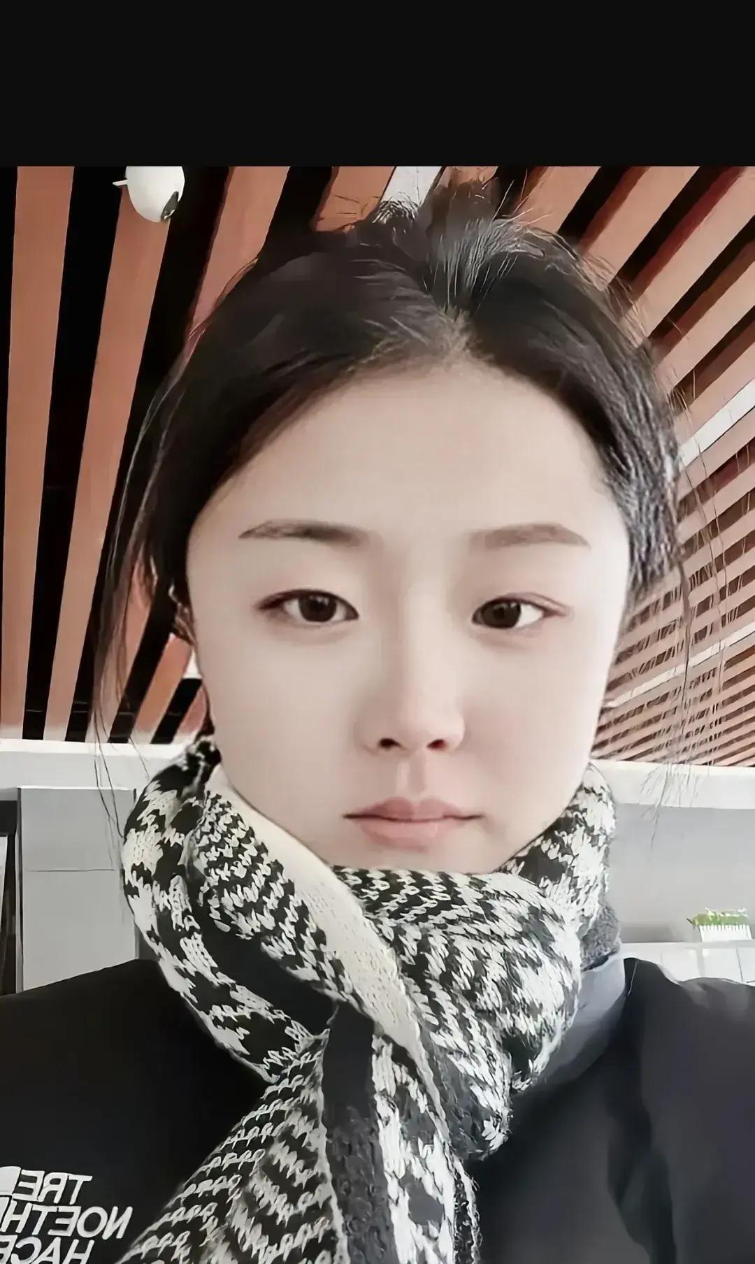 35岁带娃举牌相亲，

百万年薪换不生孩子，

这牌真能换来安稳？

公园里那块