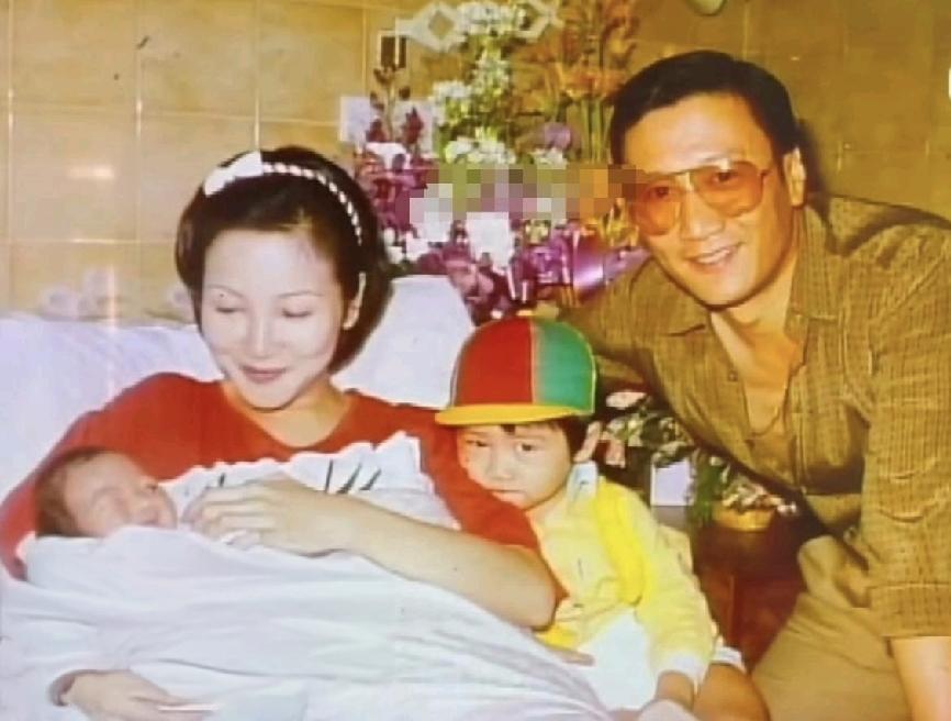 1982年9月，谢贤和狄波拉夫妇喜得千金谢婷婷，谢霆锋像个乖巧的“小男子汉”和爸