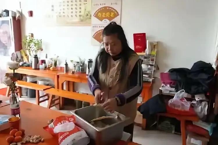 浙江，有一个老板娘，在医院旁开了4年餐馆，不问顾客身份，吃完就走，她也不收钱。