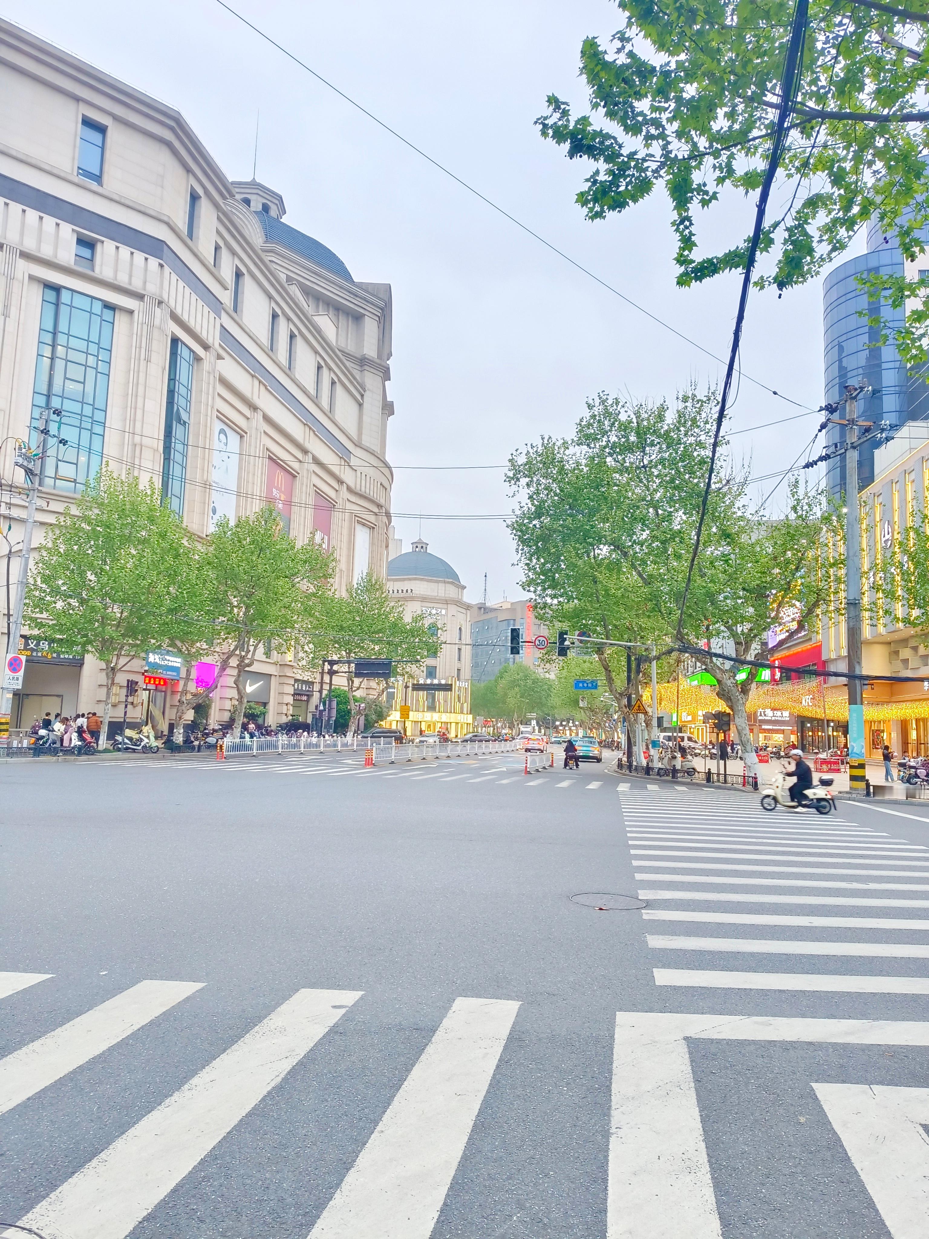 《海宁日记》逛了一整天海宁硖石，从老街走到诗人故居，再到青山公园，一路踩着历史的