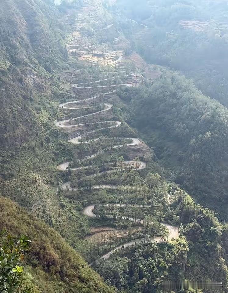 一直以为著名的24道拐，只是一条普通的盘山公路而已，可让我没想到的是这个地方竟然